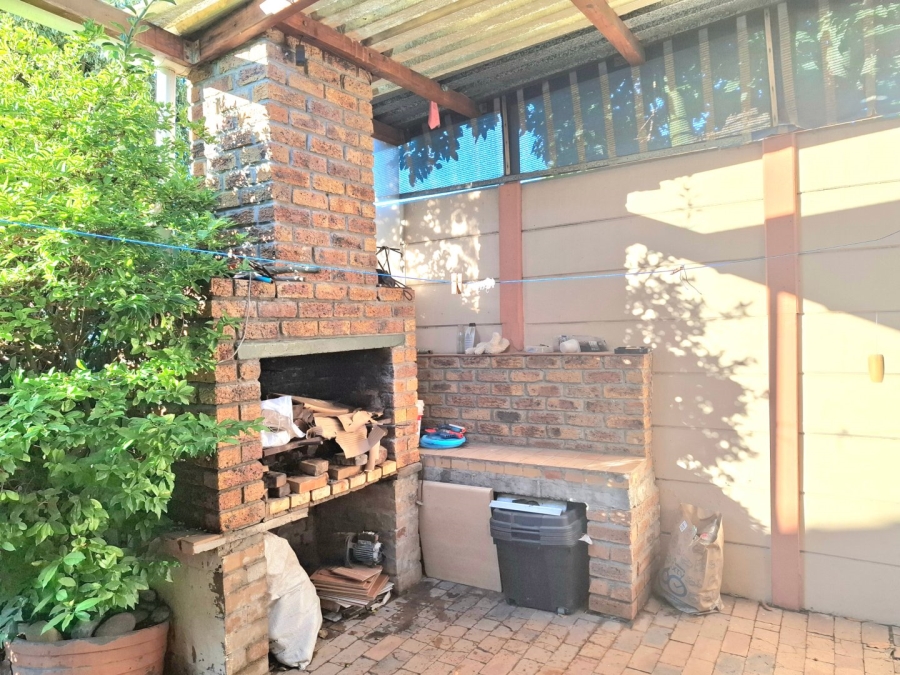 5 Bedroom Property for Sale in Oakdale Western Cape